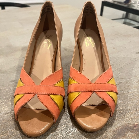 Seychelles Shoes - Seychelles nude orange and tan colored heels in a women’s size 11.
